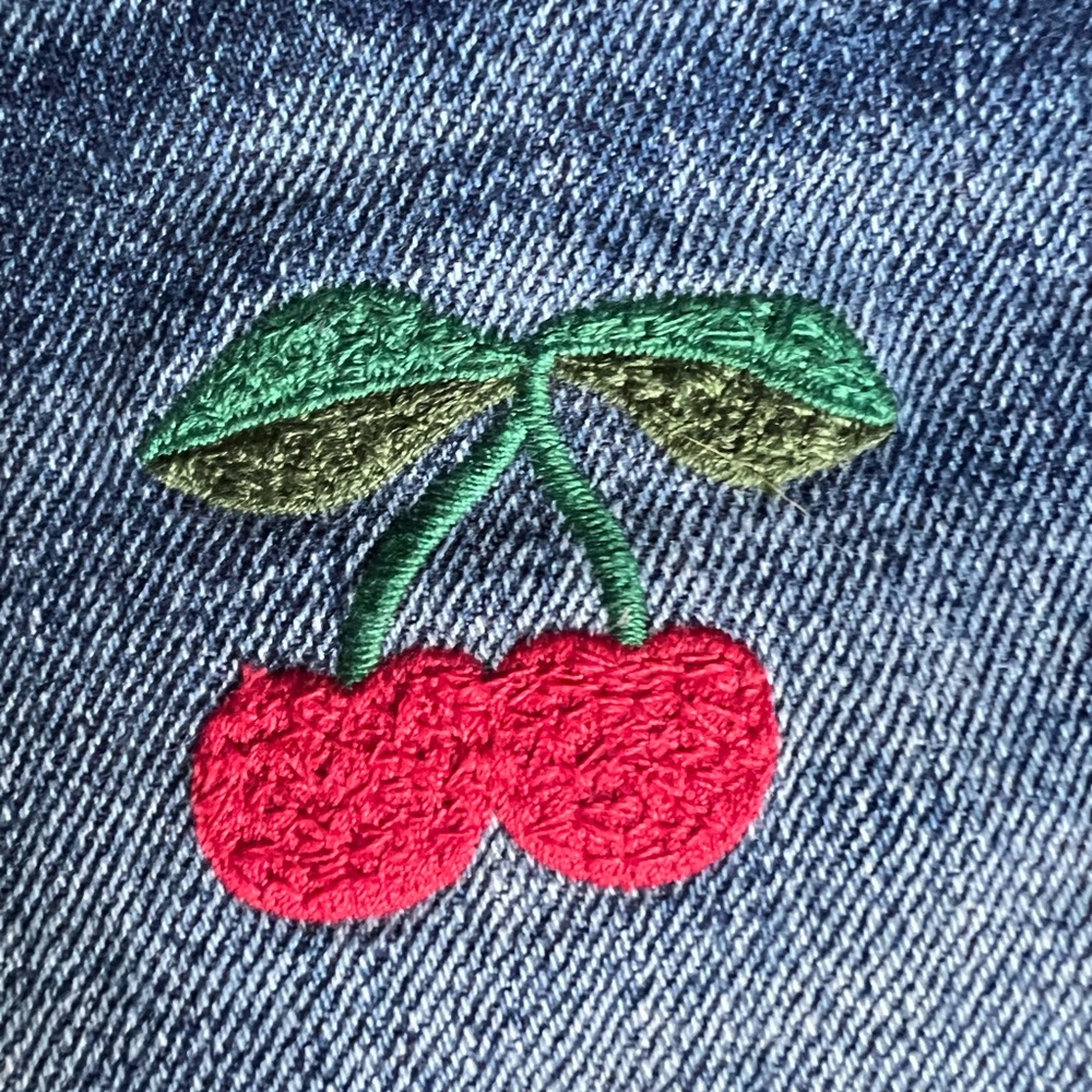 Levi’s 501 mid-rise cutoff jean shorts medium wash with cherry embroidery Sz 27 - Picture 7 of 16